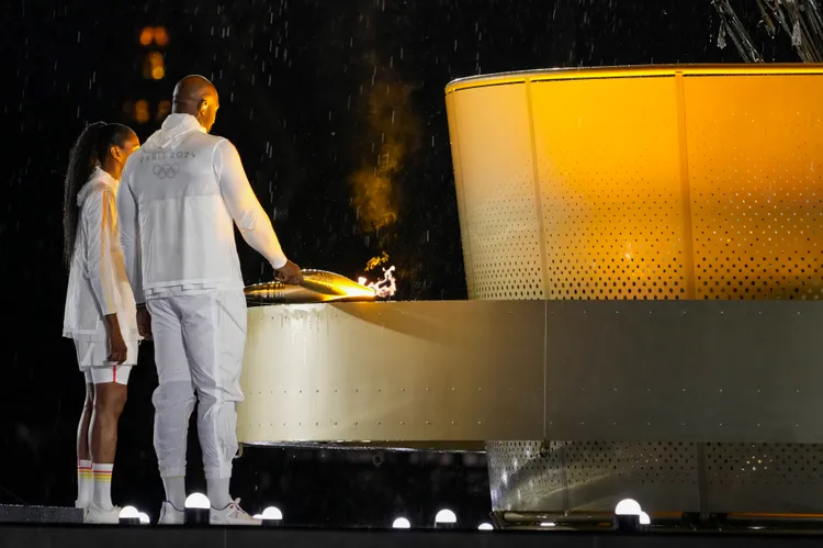 聖火由2名法國運動員點燃。 美聯社