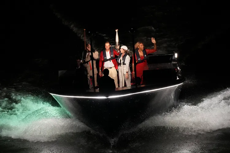 納達爾和小威等運動員搭船進場傳聖火。  美聯社