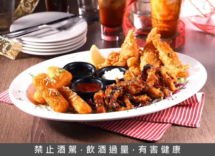 TGI FRIDAYS奧運應援持續加碼，賽事期間到店用餐，點選飲料拍出五環照片上傳社群，即刻獲得開胃菜9折折扣。業者提供