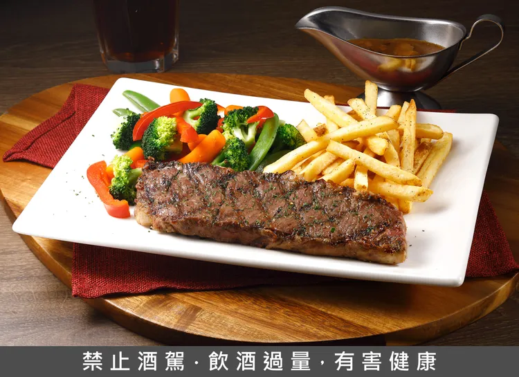 8/2起TGI FRIDAYS鐵粉最愛的週五沙朗牛排買一送一重出江湖，讓星期五爽度更高。業者提供