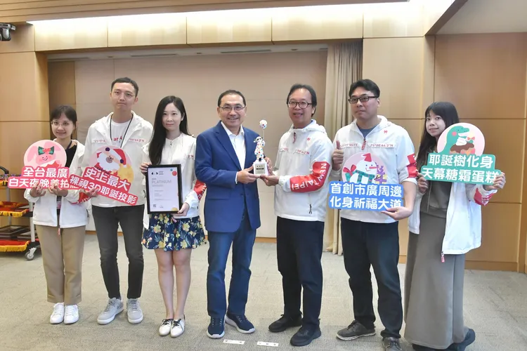 「2023新北歡樂耶誕城」活動，榮獲「2024英國IAA倫敦設計獎 （London Design Awards）建築設計－照明類（Architectural Design - Lighting）」白金獎（Platinum）桂冠殊榮，觀光局獻獎給市長侯友宜。觀光局功