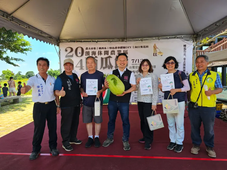 蘇俊賓頒發「我是西瓜王」給前三名種出大西瓜的遊客。桃園市府提供