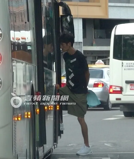 唐治平雙手放在身後，搭上橘5號路線公車。特勤中心攝