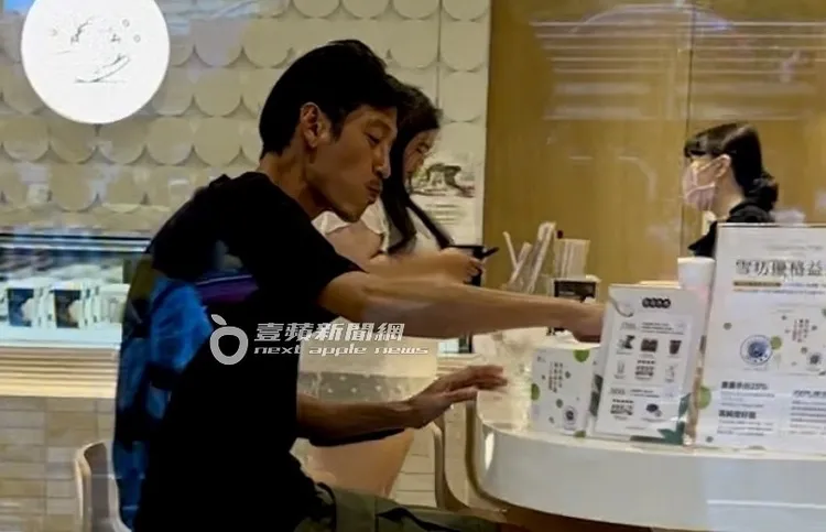 唐治平時隔56天領到母親死亡證明，第1件事就是去吃雪坊精品優格冰淇淋。特勤中心攝