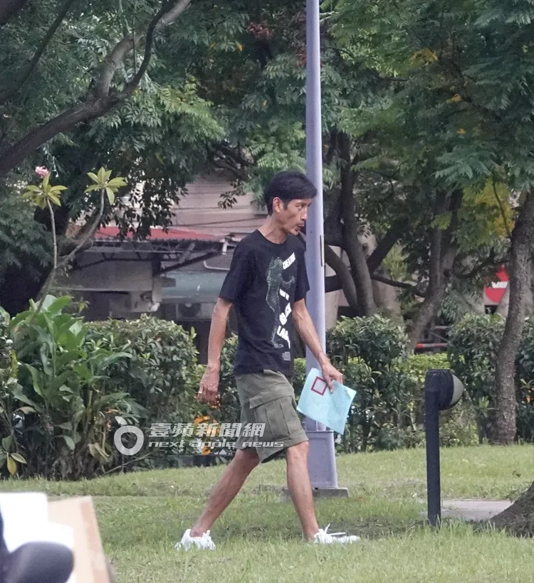 唐治平拿著母親的死亡證明文件，走進板橋的玫瑰公園徘徊。特勤中心攝