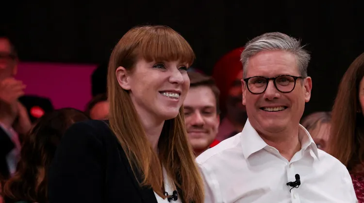 英國工黨贏得大選，黨魁施凱爾（右）成為首相，副黨魁雷納則成為副首相。路透社