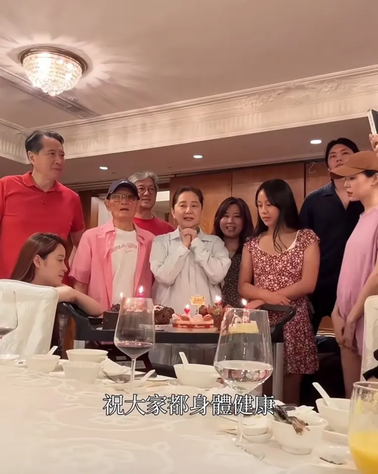 歐陽龍（左）從頭到尾像在看戲。