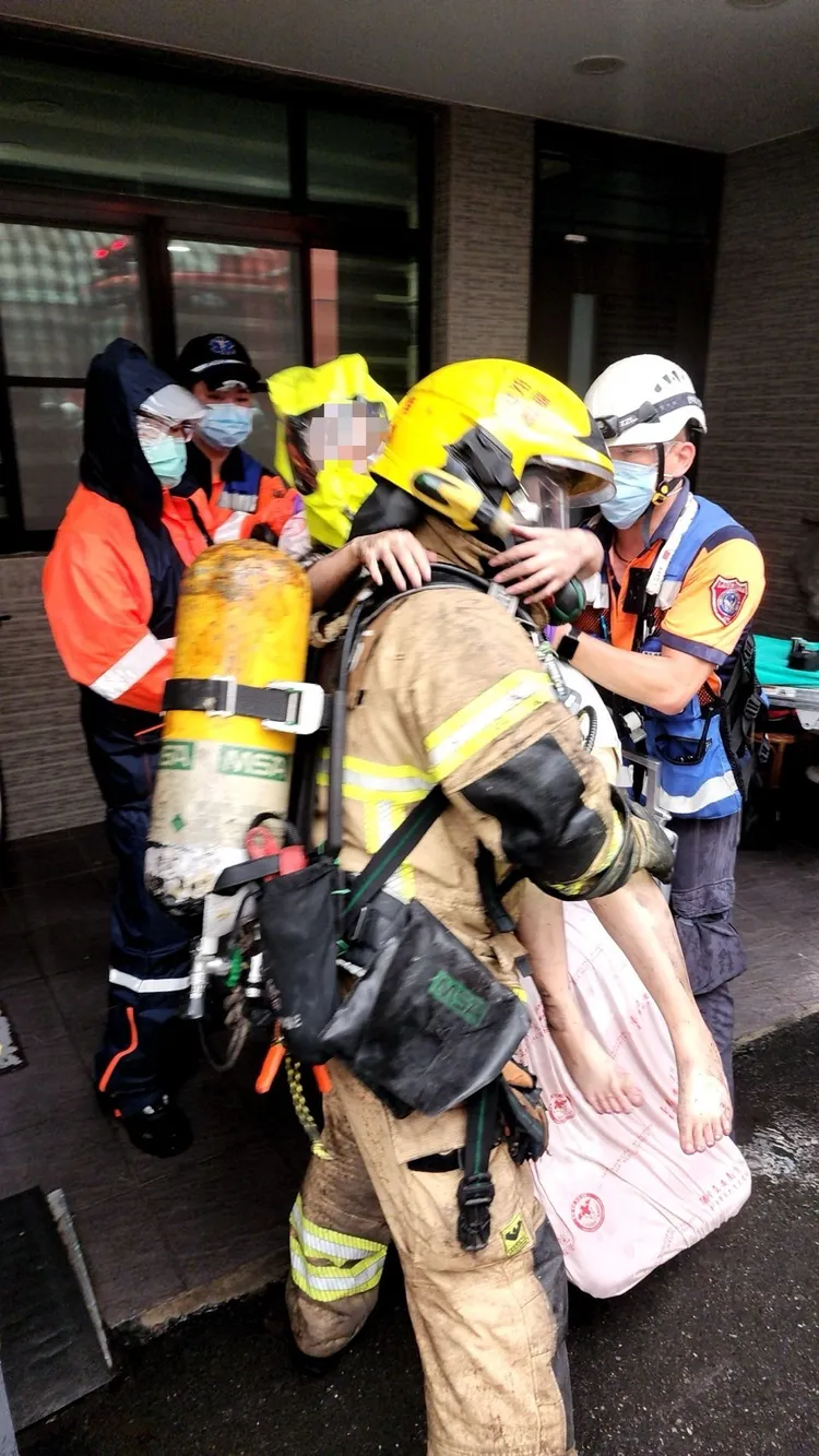 安南區一處透天厝傍晚發生火警，消防人員架梯將人救下。翻攝照片