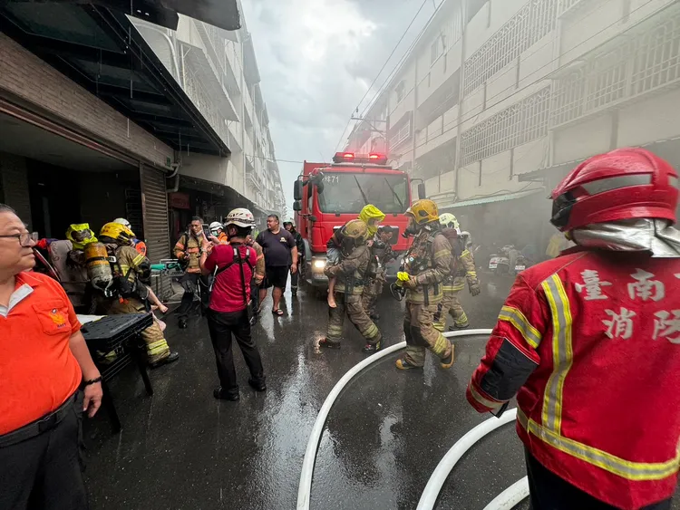 安南區一處透天厝傍晚發生火警，消防人員架梯將人救下。翻攝照片