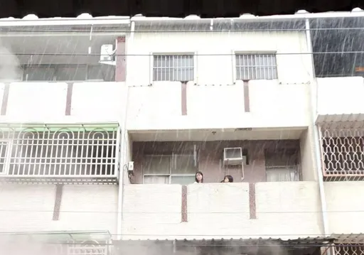 台南透天厝火警民眾困陽台濃煙狂竄 勇消架梯爬3樓救人送醫