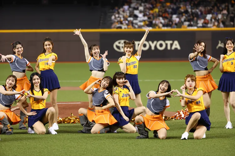 期間出示大巨蛋球賽票根有店家免費招待餐點等好康。中央社
