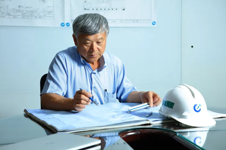 多城國際董事長曾土城指出，設計要以利他也就是幫助社區解決問題為核心，透過提高建材配備如增設超額容量8kw，增加社區公積金。多城國際提供