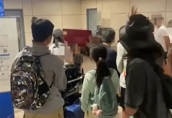 行李延誤導致地勤主任直接跪下來道歉。翻攝臉書