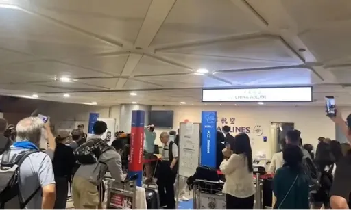 等行李3小時暴怒！地勤下跪倒歉惹議　華航說話了