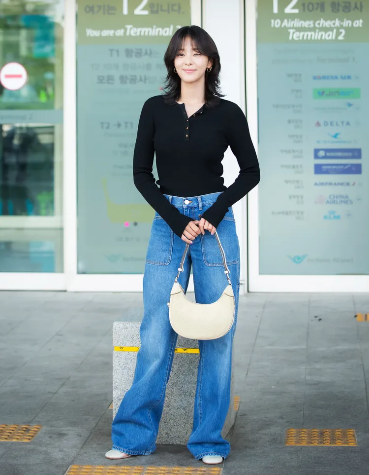 薛仁雅身穿黑色羅紋亨利衫、丹寧工裝褲。品牌提供