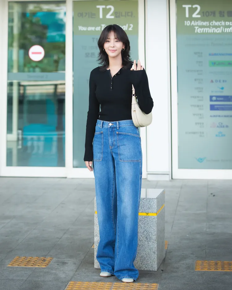 薛仁雅利用淺奶油色T Monogram Leather半月包點綴造型。品牌提供