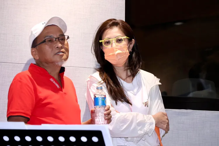 胡瓜老婆丁柔安素顏現身探班。莊宗達攝