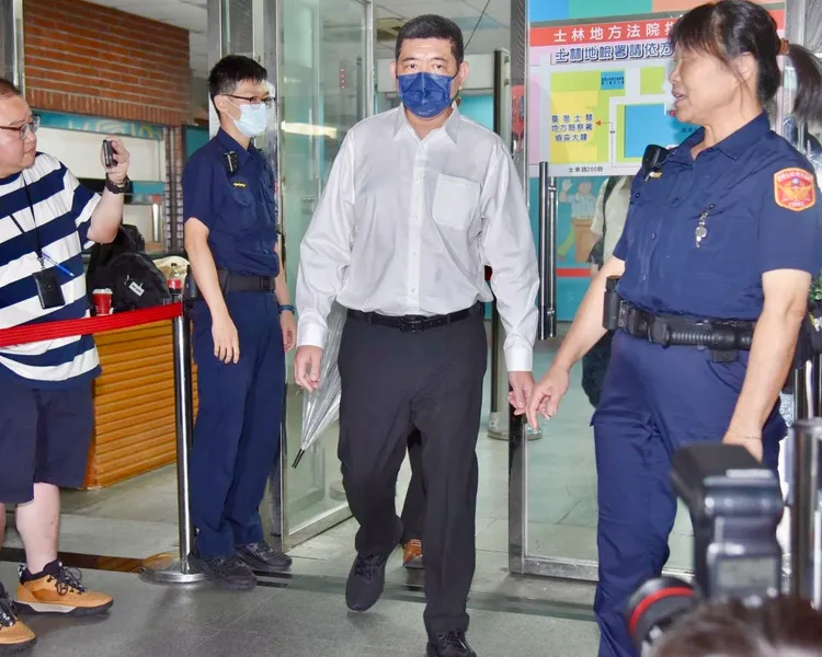 NONO下午3點45分，步出士林地方法院，結束70分鐘庭訊。特勤中心攝