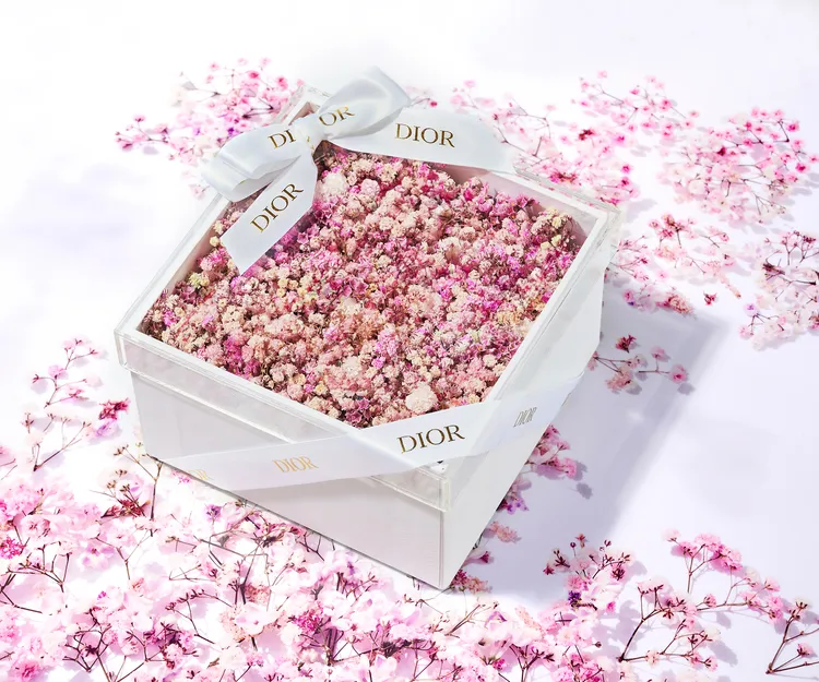 於Dior限定專櫃消費滿6000元可獲得的限量浪漫花禮。品牌提供