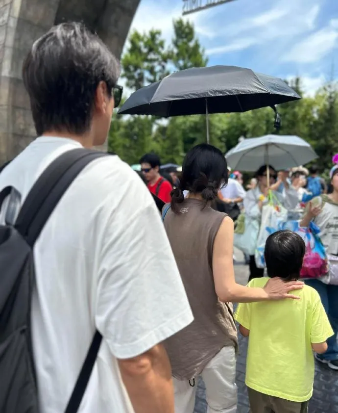 Ella本來是綁著小辮子，手放在兒子勁寶肩上，老公也陪同。翻攝Ssssssy小紅書