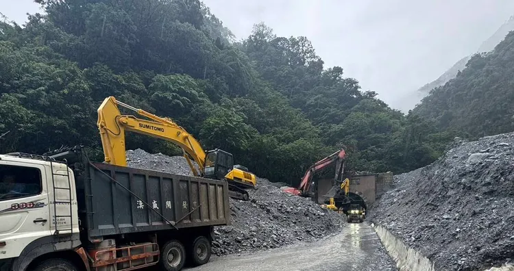 崇德隧道口因凱米颱風掉落四萬方土石阻礙通行，經工程人員搶修明天下午五點將開放通行。公路局提供