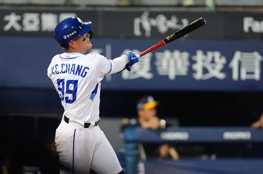 張育成中職首轟紀念球 富邦球團順利用這3樣東西換回來了!