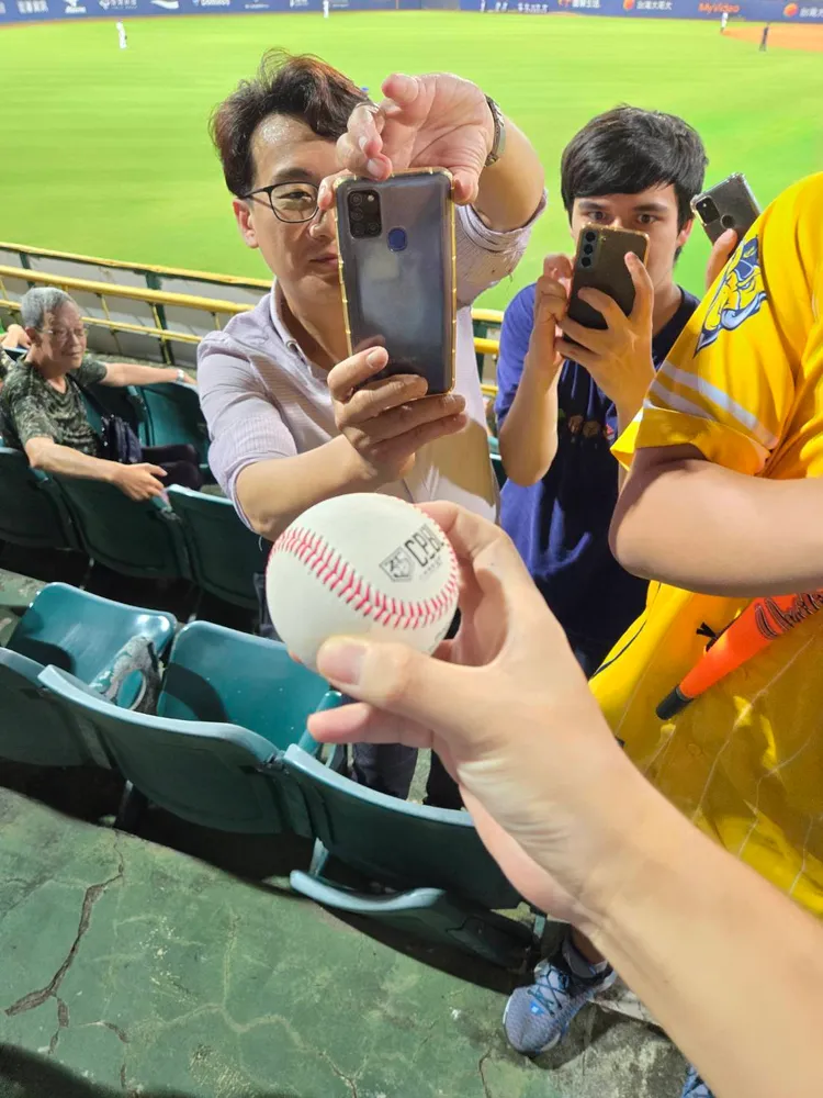 張育成首轟球順利換回。  民眾提供