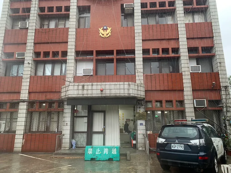 事後基隆市警局在八堵派出所加設重達10噸紐澤西石墩。記者葉先鵬攝影