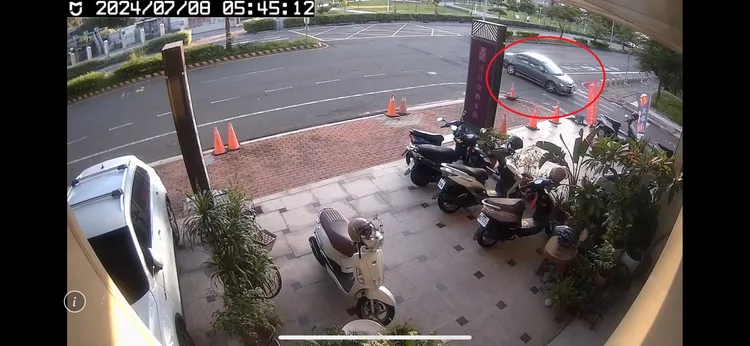 警方鎖定這台接應的車輛（紅圈）積極緝凶。翻攝畫面