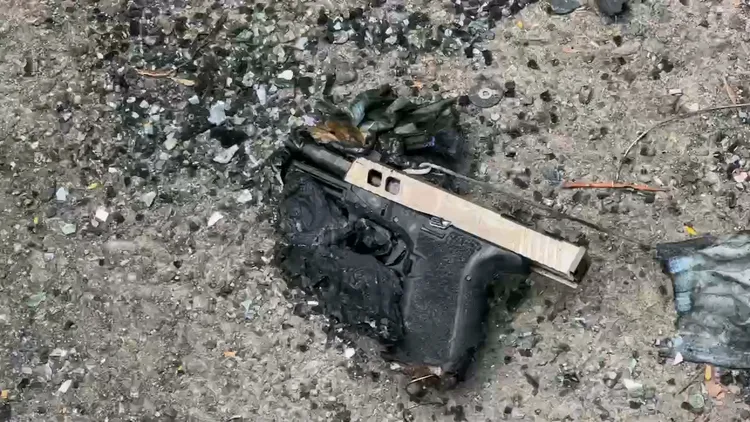 警方在燒毀車輛上找到作案槍枝。翻攝畫面