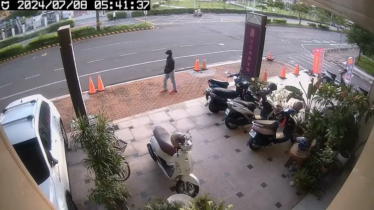 槍手埋伏時慢步到場。翻攝畫面