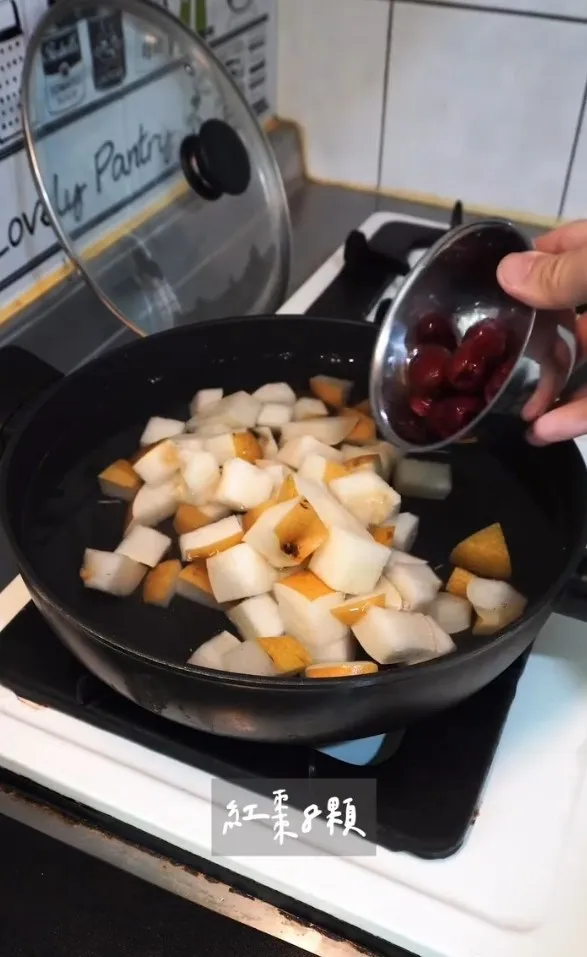 冰糖燉雪梨食材準備：水梨、檸檬、水、紅棗、冰糖。IG @woodywoody315 提供