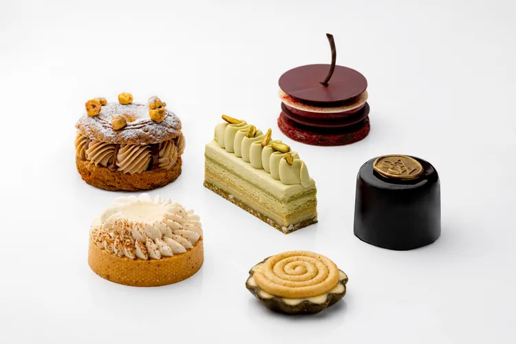 「Shah Pâtisserie・夏 甜點」由法國空運進口頂級原料，結合精湛甜點工藝，推出多款精品蛋糕。熱銷品項「昆布塔Kombu Tart」每個售價230元。業者提供