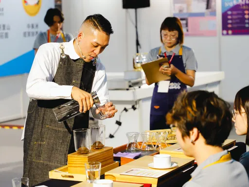 歐客佬再獲世界盃虹吸賽台灣冠軍 咖啡豆、精品掛耳買一送一