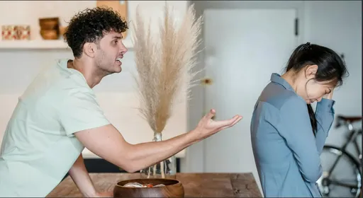 出國前腸胃炎!老公暴怒取消行程 竟掐孩出氣「拉腳吊掛看她哭」