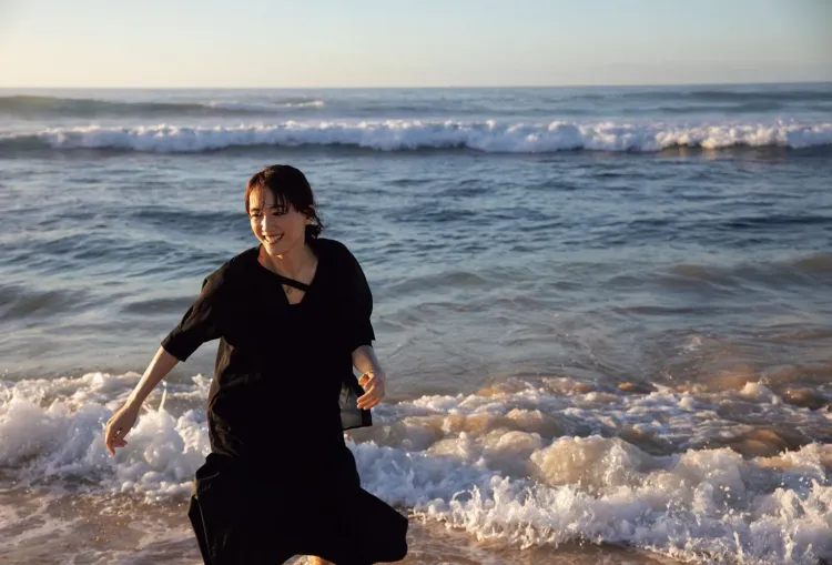 綾瀨遙在夏威夷海邊踏浪。翻攝modelpress