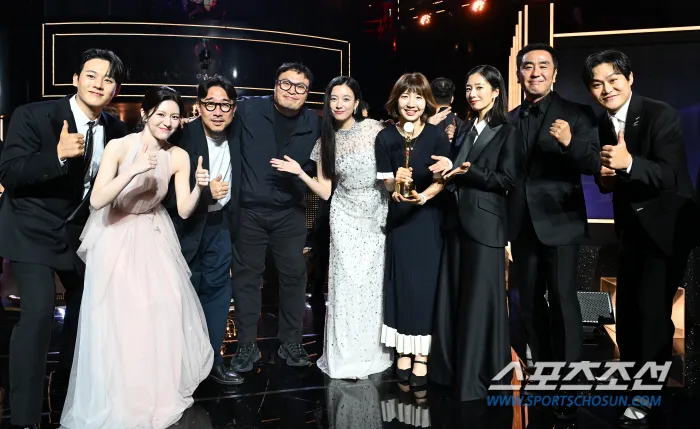 《MOVING異能》抱走年度大獎，李正河（左起）、高允貞、金成軍（右起）、柳承龍、郭善英、韓孝周（右五）開心合影。翻攝朝鮮體育