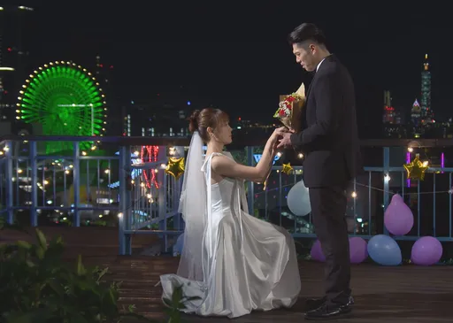 何宜珊8點檔單膝跪地求婚王盈凱 絕美場景配夜色卻遇蚊子攪局