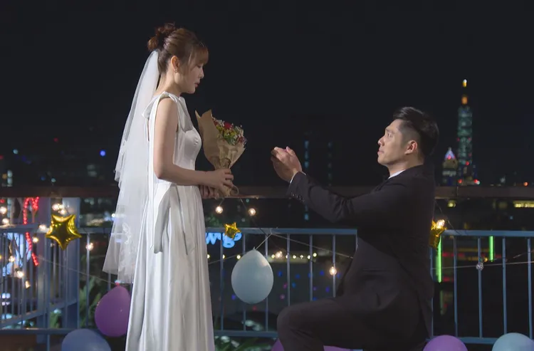 王盈凱（右）劇中在女方求婚後，也隨即拿出戒指求婚，氣氛浪漫。台視提供