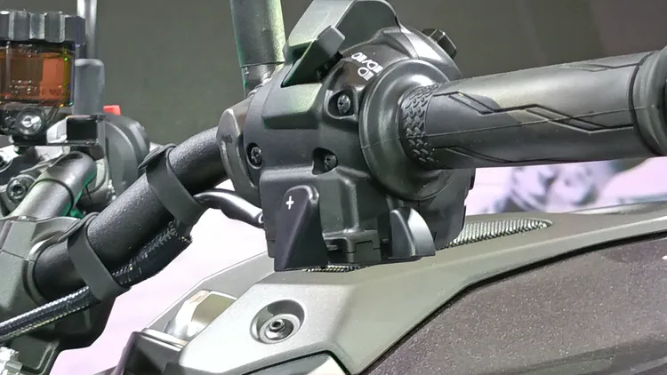 「Y-AMT」變速箱系統讓騎士在享受運動性能時，可通過左側手把的換檔撥片實現快速、精準地換檔，並可隨時切換手動「MT」或全自動 「AT」模式。林浩昇攝