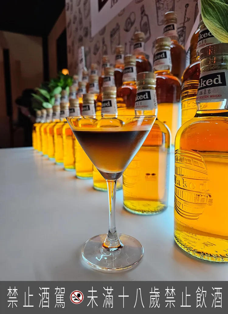 Bar Pine松加碼帶來兩款個性裸調─But first, coffee和Naked & Fruity，以精湛技藝和靈活調酒風格，展現裸鑽雪莉的多重風味。業者提供