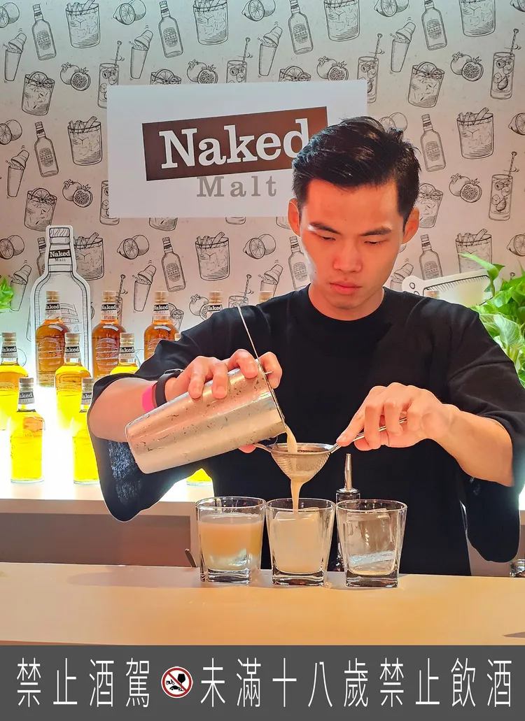 Bar Pine松演繹其得獎作品Naked Waffle，以嘻哈人最愛的「炸雞鬆餅」為發想，將台灣在地水果香蕉與美式嘻哈文化完美融合。業者提供