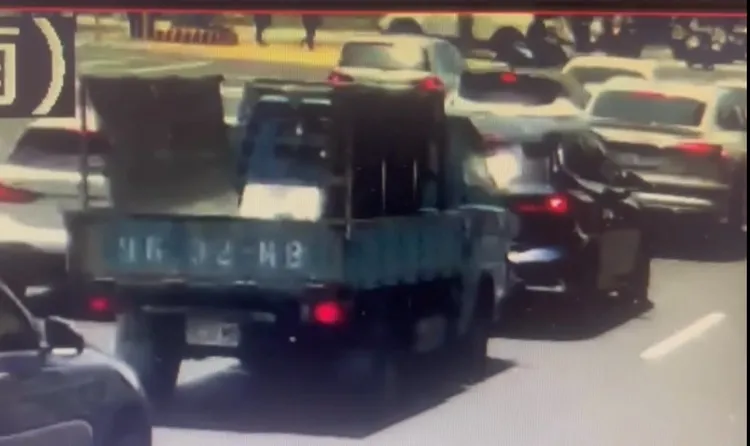 監視器畫面拍下4人走在高雄輕軌上，停等紅燈的汽機車駕駛都傻眼。翻攝照片