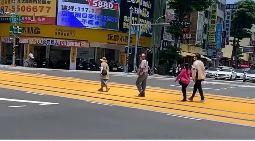 這裡是人走的? 一家四口高雄輕軌軌道漫步 網酸「不是有顏色就是人行道」