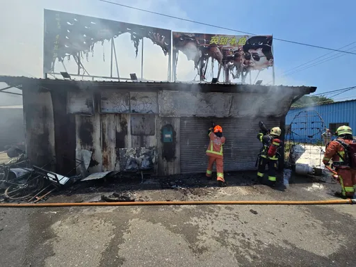 新北淺水灣鐵皮倉庫火警 「烈焰伴隨爆炸聲」疑這東西燒起來