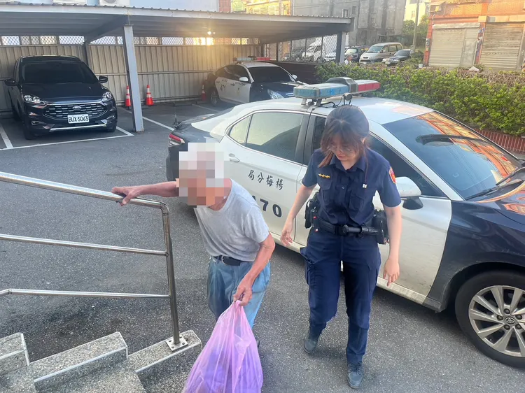 警方將老翁載回派出所。楊梅警分局提供