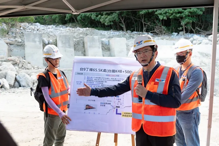 交通部長李孟諺視察花蓮地區交通恢復現況。交通部提供