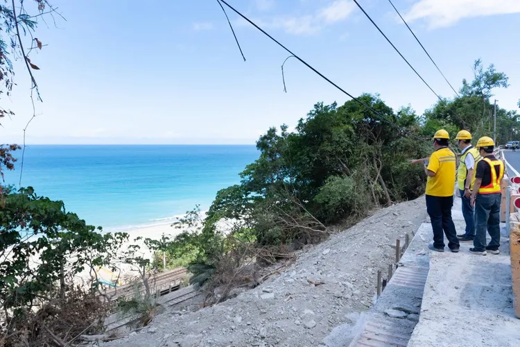 現勘台鐵北迴線和仁段。交通部提供