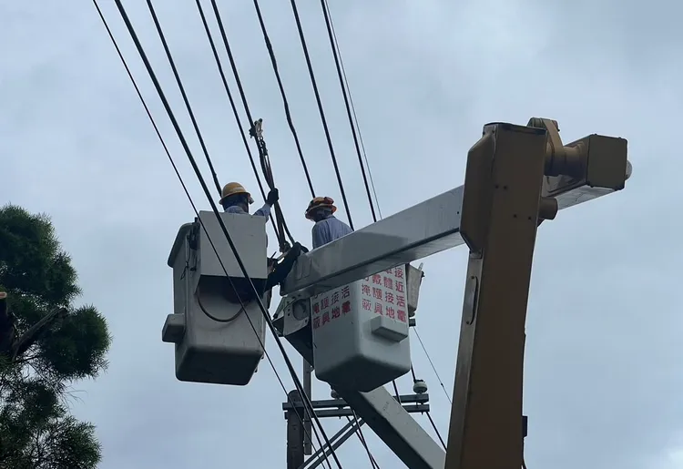 台電工程人員搶修。桃園區處提供