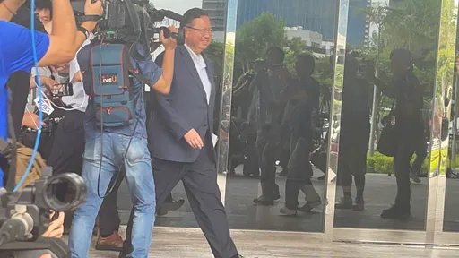 鄭文燦涉貪｜500萬元交保後首露面！全程微笑快步離開桃園地院